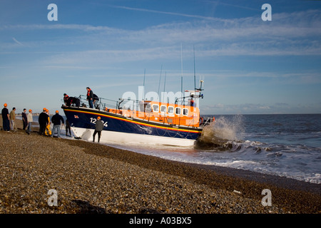 Classe Mersey RNLB Freddie Cooper ont débarqué sur la plage d'Aldeburgh après son retour d'une rénovation Banque D'Images