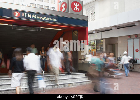 Les gens qui entrent dans la station de métro Mongkok Banque D'Images