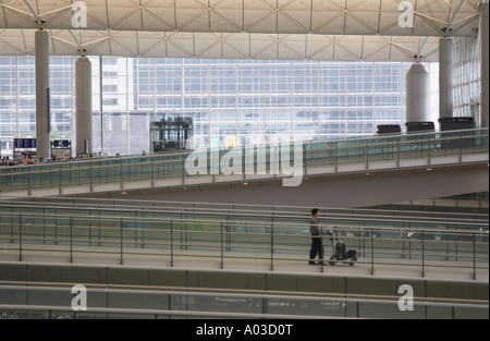 Balades le long de la bretelle de passagers à l'Aéroport International de Hong Kong Banque D'Images