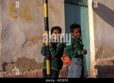 Image de l'école les enfants africains en uniforme Banque D'Images