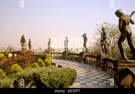 Image du château de Chapultepec avec des statues de héros de l'enfant dans la ville de Mexico Mexique Banque D'Images