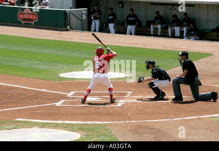 Nebraska batter attend la fin de pitch Banque D'Images