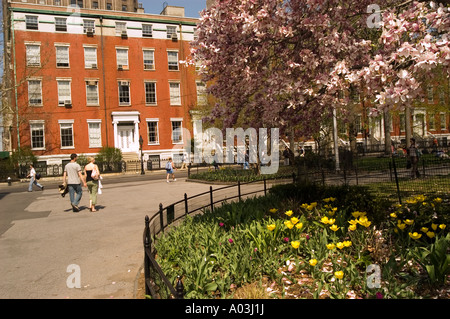 New York New York Les personnes bénéficiant de soleil du printemps à Washington Square à Greenwich Village Banque D'Images