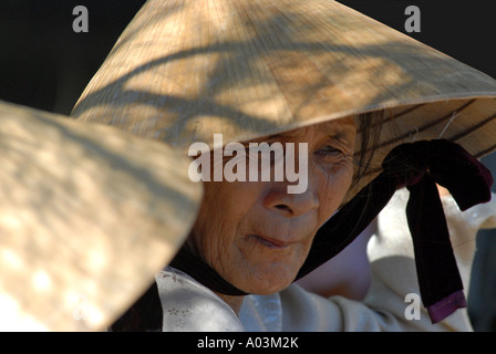 Les vieilles femmes ville de Hué Vietnam Banque D'Images