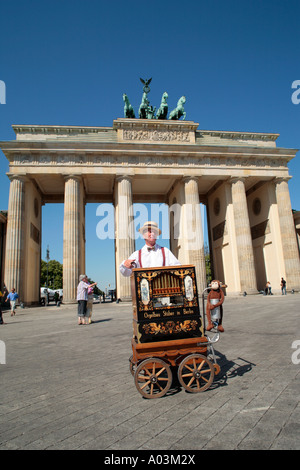 Hurdy gurdy man en face de la porte de Brandebourg à Berlin en Allemagne Banque D'Images