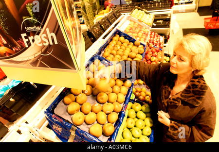 Supermarché Somerfield affichage de fruits frais avec le choix de produire de l'acheteur Banque D'Images