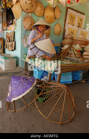 Vietnamienne faire chapeaux coniques Tu Duc Village Centre du Vietnam Banque D'Images