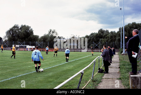 Stowmarket Town Football Club jouant à la maison contre la ville de Diss, Suffolk, UK. Banque D'Images