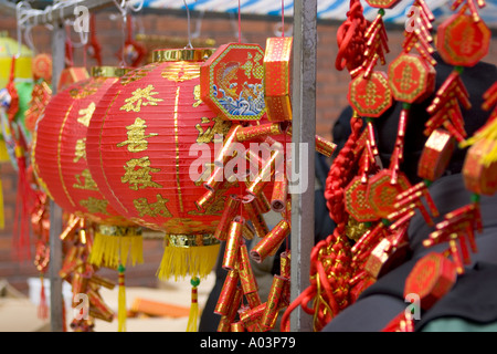 Un étal vendant les lanternes et les pétards dans Chinatown London UK pour célébrer le Nouvel An chinois 2005 Banque D'Images