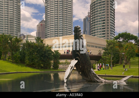 Sculpture de baleine dans les jardins derrière les tours de 1242 à Kuala Lumpur, Malaisie. Banque D'Images