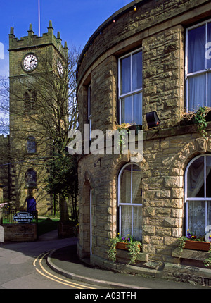 L'église et maisons du village de Hayfield dans le Derbyshire Peak District England UK Banque D'Images