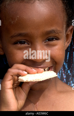 Enfant noir mange une nourriture adorable africaine African American les Africains américains afro Afro Antillais contexte jeune génération manger Banque D'Images