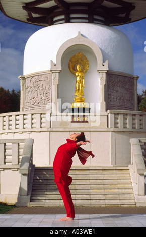 Crédit photo DOUG BLANE Carol Smith Professeur de Yoga faisant Surya namaskar Salutations au soleil en face de la Milton Keynes P bouddhiste Banque D'Images