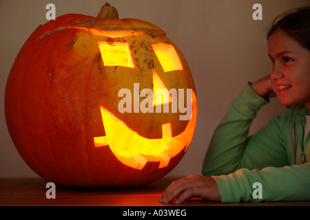 Regarde fièrement ses fille big pumpkin elle a préparé pour l'Halloween Banque D'Images