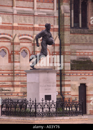 La statue de William Webb Ellis le fondateur du jeu de rugby à l'extérieur de l'école où il a été inventé par lui Banque D'Images