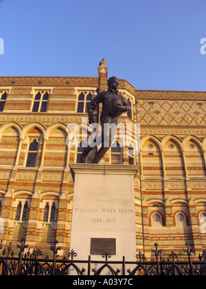 Statue de William Webb Ellis à l'extérieur de la Rugby School UK Banque D'Images