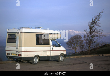 VW Volkswagen RV Auto Sleepers camping-car camping-car randonnée hivernale dans Snowdonia National Park montagnes enneigées à Nebo Gwynedd North Wales UK Banque D'Images