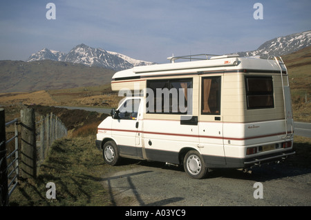 Volkswagen VW RV Auto Sleeper Camping camping-car Touring Snowdonia National Park avec de la neige sur les sommets de Snowdon Mountain Range Gwynedd North Wales UK Banque D'Images