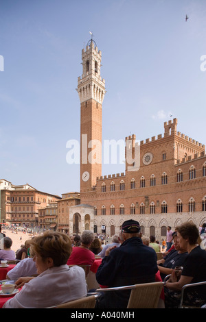Les gens au café en plein air en Il Campo et le Palazzo Pubblico Sienne Toscane Italie Banque D'Images