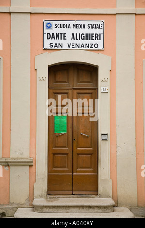 Porte d'entrée de la Scuola Media Statale Dante Alighieri à San Vernazo Italie PG Banque D'Images