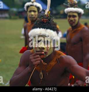 Close up of male tribesman avec couvre-chef à plumes blanches de bandeaux en Papouasie Nouvelle Guinée Banque D'Images