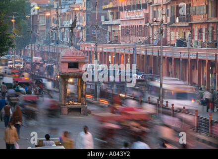 Soirée le trafic, Chandpol Bazar, Jaipur, Rajasthan, Inde Banque D'Images