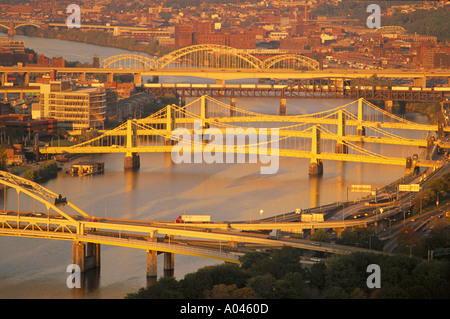 USA New Jersey Pittsburgh ponts traversant la rivière Allegheny Banque D'Images