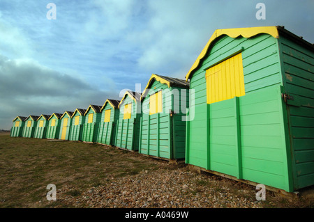 Une rangée de station balnéaire traditionnelle fraîchement peint des cabines de plage sur la berge à Littlehampton, Sussex, England, UK. Banque D'Images