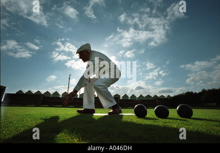 Joueur de boules Arthur Upscombe 97 ans de Hove bowls club de près de jouer un soir d'été Banque D'Images