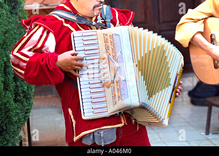 Close up of Mexican homme en costume mariachis jouant l'accordéon San Miguel de Allende Mexique Banque D'Images