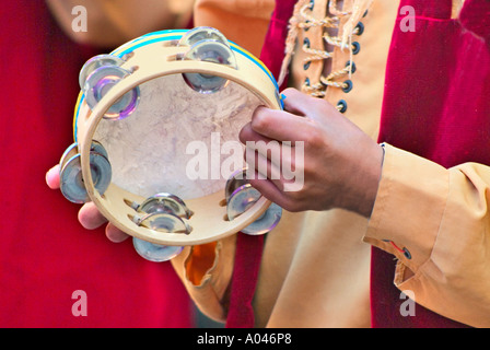 Close up of man in Mariachi band à jouer du tambourin Banque D'Images