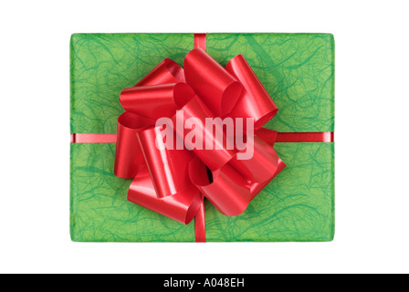 Gift Wrapped Present avec Livre vert et un ruban rouge Banque D'Images