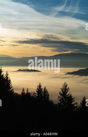 Bosnie Herzegovine brouillard dans la vallée au-dessous de la montagne Vlasic, à l'aube Banque D'Images