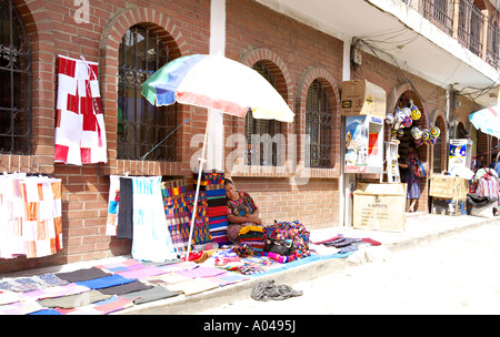 GUATEMALA CHICHICASTENANGO le plus grand marché indigène au Guatemala à Chichicastenango, textiles tissés à la main à vendre. Banque D'Images