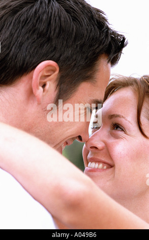 Close up portrait of a young couple embracing à dans chaque autres yeux Banque D'Images