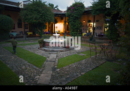 GUATEMALA ANTIGUA de scène de nuit du jardin dans la cour de l'hôtel Aurora une vieille maison coloniale transformée en un hôtel Banque D'Images