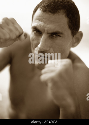 Portrait of male boxer avec les poings serrés prêts à se battre Banque D'Images