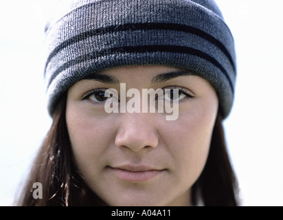 Portrait d'une jeune femme portant un chapeau de laine Banque D'Images