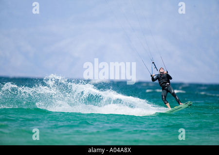 Province de Western Cape Afrique du Sud Le Cap M. Kite surfer à travers les vagues déferlantes à Fish Hoek plage près de Simons Town Banque D'Images
