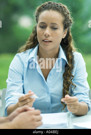 Femme parlant, enclos, portrait Banque D'Images