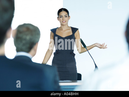 Businesswoman parlant avec microphone au cours de séminaire Banque D'Images