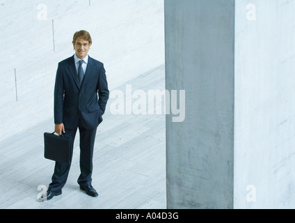 Businessman standing with briefcase, high angle view Banque D'Images