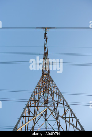 Pylône électrique, low angle view Banque D'Images