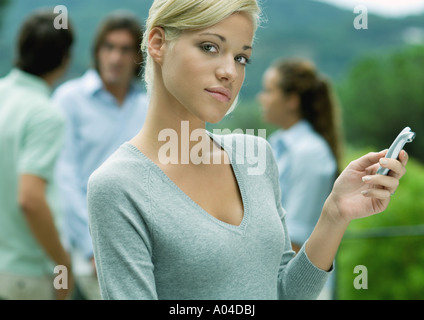 Woman holding cell phone Banque D'Images