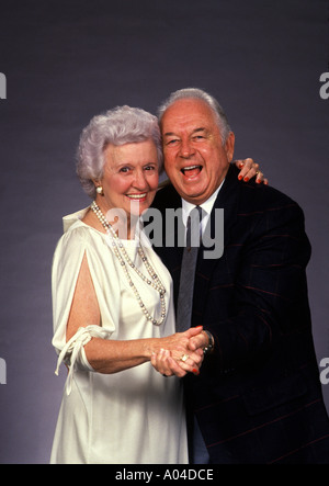 Happy senior couple dancing pour célébrer habillé pour partie Banque D'Images