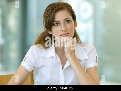 Jeune femme, tête reposant sur la main, portrait Banque D'Images