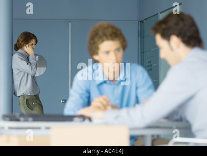 Les jeunes hommes d'working in office Banque D'Images