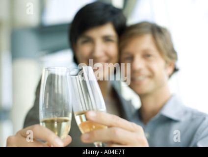 L'homme et la femme tintement des verres de champagne, se concentrer sur des verres en premier plan Banque D'Images