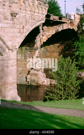 Les dommages par inondation partiellement effondré en maçonnerie de pierre vieux pont sur la rivière Swale, Richmond, North Yorkshire, Angleterre, Royaume-Uni. Banque D'Images