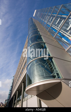 Nouveau K2 édifice de verre à l'angle d'East Smithfield et approche du Tower Bridge près de St Katherine Dock et la Tour de Londres Banque D'Images